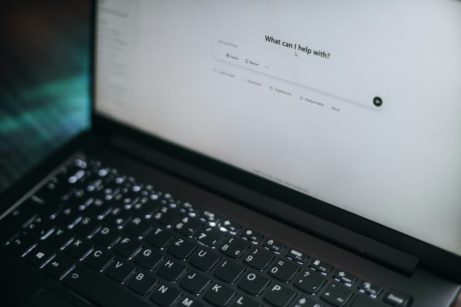 Laptop met een geopende AI-assistent die vraagt waarmee hij kan helpen